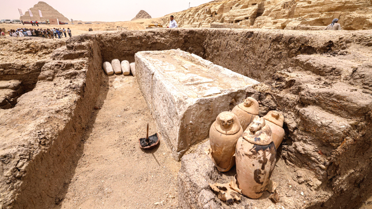 أملًا في إنعاش السياحة.. مصر تٌعلن اكتشاف أكبر ورشتَي تحنيط في جبّانة سقارة