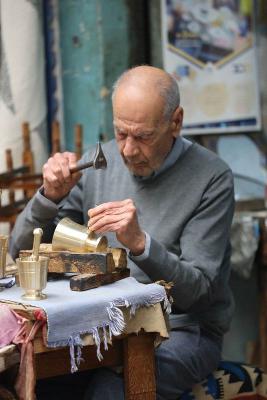 "لم نعد نتحمل".. السلع الصينية تسرق خبز حرفيي النحاس في تونس 2 "لم نعد نتحمل".. السلع الصينية تسرق خبز حرفيي النحاس في تونس