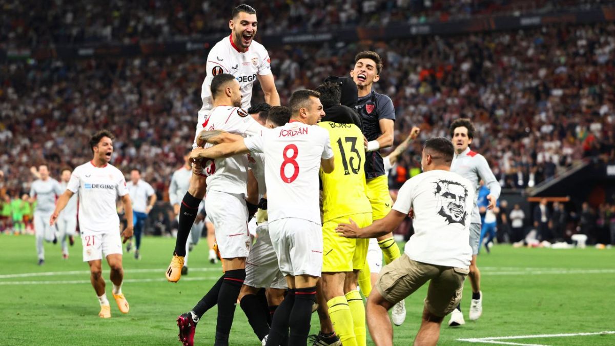 بالفيديو.. ياسين بونو يحرم مورينيو من لقب "الدوري الأوروبي"