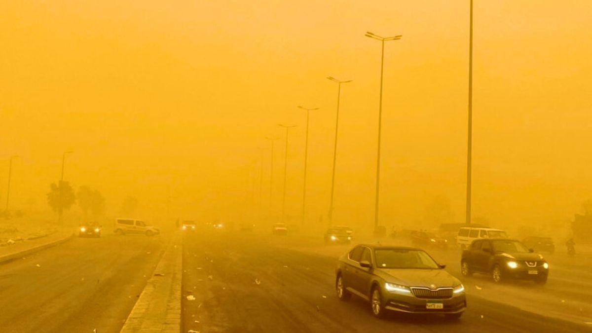 بالصور.. عاصفة ترابية تضرب القاهرة وعدة مدن مصرية