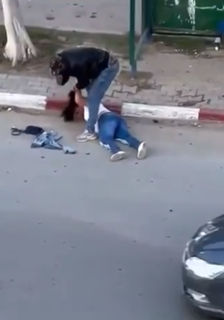 رجل يعتدي على فتاة بوحشية في الطريق العام يثير غضبا في تونس