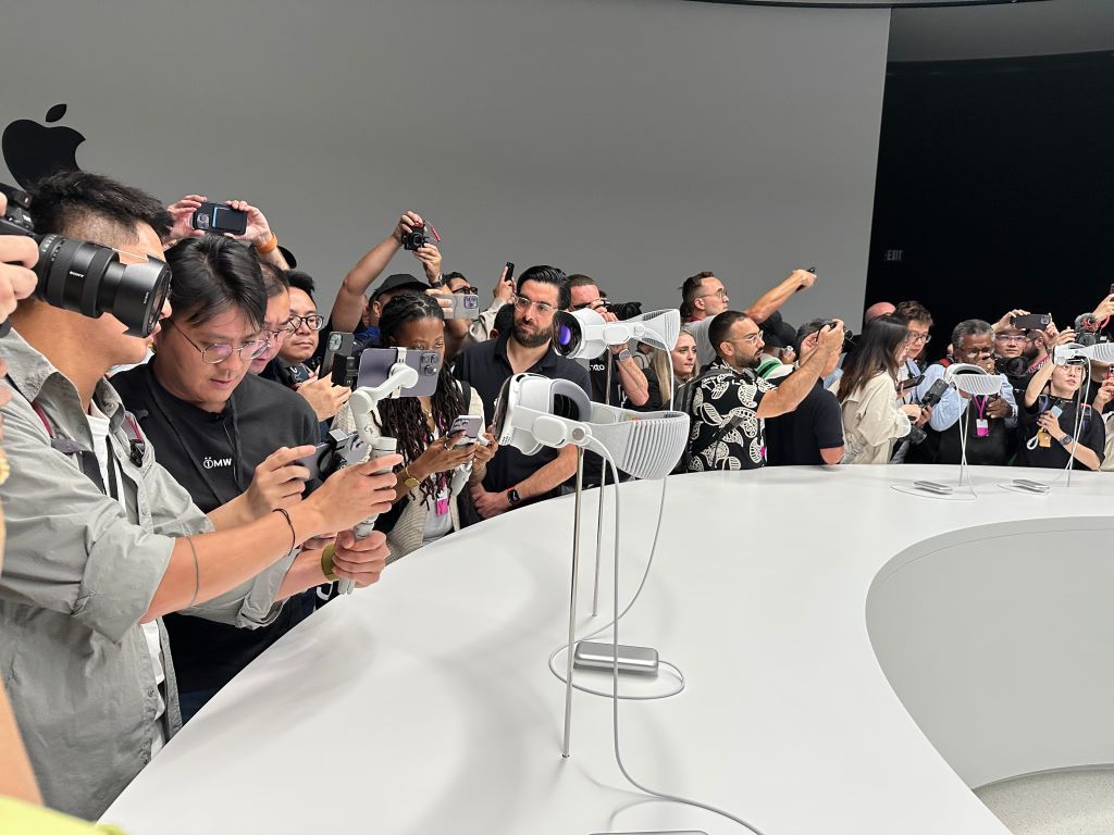 أبل تتحدى "ميتا" بـ"فيجن برو".. كيف سيكون مستقبل نظارات الواقع الافتراضي؟