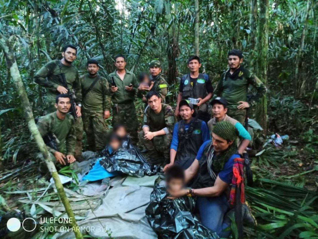 In this handout photo released on June 9, 2023, by the Colombian Presidency, members the Army pose with four Indigenous children who were found alive after spending more than a month lost in the Colombian Amazon jungle following the crash of a small plane. - Four Indigenous children were found alive Friday after spending more than a month lost in the Colombian Amazon rainforest following a small plane crash that triggered a massive rescue operation, the country's President Gustavo Petro said. (Photo by Handout / Colombian Presidency / AFP) / RESTRICTED TO EDITORIAL USE - MANDATORY CREDIT "AFP PHOTO / COLOMBIAN PRESIDENCY" - NO MARKETING - NO ADVERTISING CAMPAIGNS - DISTRIBUTED AS A SERVICE TO CLIENTS - RESTRICTED TO EDITORIAL USE - MANDATORY CREDIT "AFP PHOTO / Colombian Presidency" - NO MARKETING - NO ADVERTISING CAMPAIGNS - DISTRIBUTED AS A SERVICE TO CLIENTS /