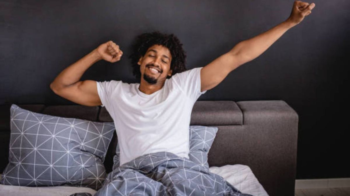 الخطوات الخلاقة القادرة على جعل الاستيقاظ باكراً أسهل بكثير 2 حاول بدء يومك بسعادة ورضا