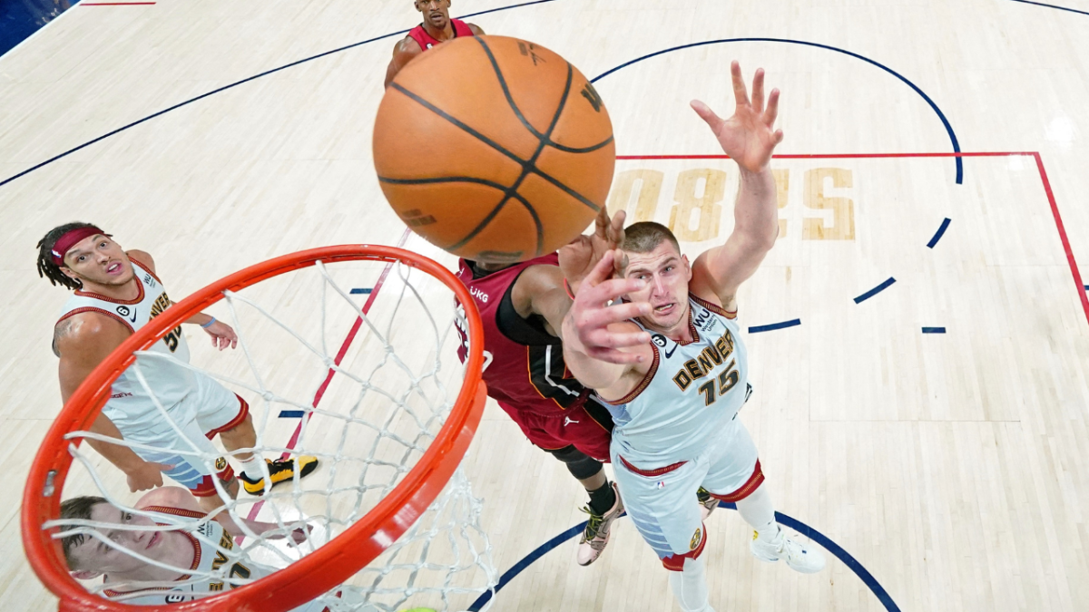 بطيء ويسدد بطريقة غريبة.. من هو نيكولا يوكيتش أفضل لاعب في نهائيات NBA؟ 2 بطيء ويسدد بطريقة غريبة.. من هو نيكولا يوكيتش أفضل لاعب في نهائيات NBA؟