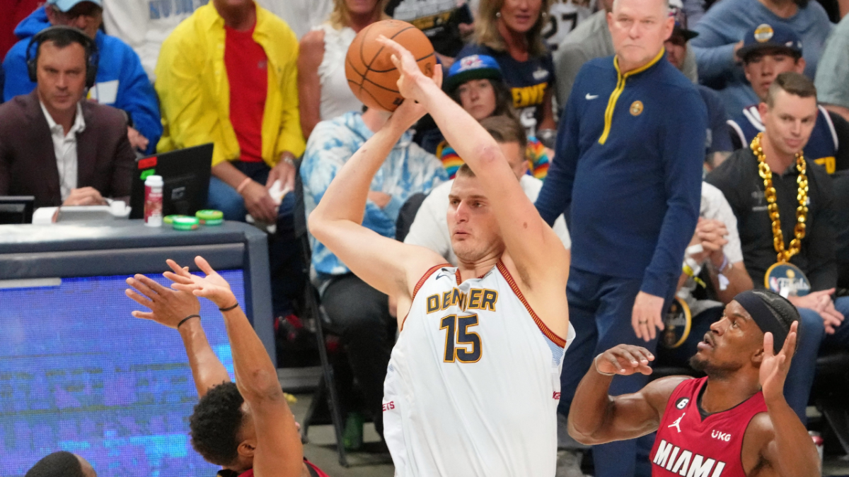 بطيء ويسدد بطريقة غريبة.. من هو نيكولا يوكيتش أفضل لاعب في نهائيات NBA؟ 4 بطيء ويسدد بطريقة غريبة.. من هو نيكولا يوكيتش أفضل لاعب في نهائيات NBA؟