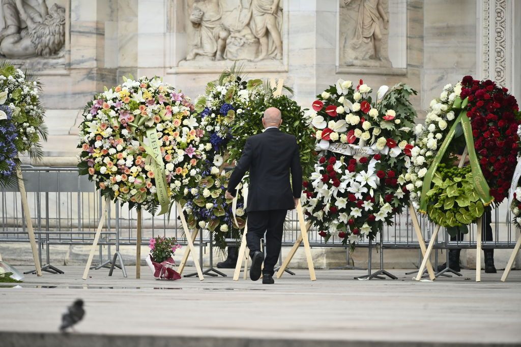 بالصور.. إيطاليا تودع برلوسكوني بحضور مشجعي الميلان