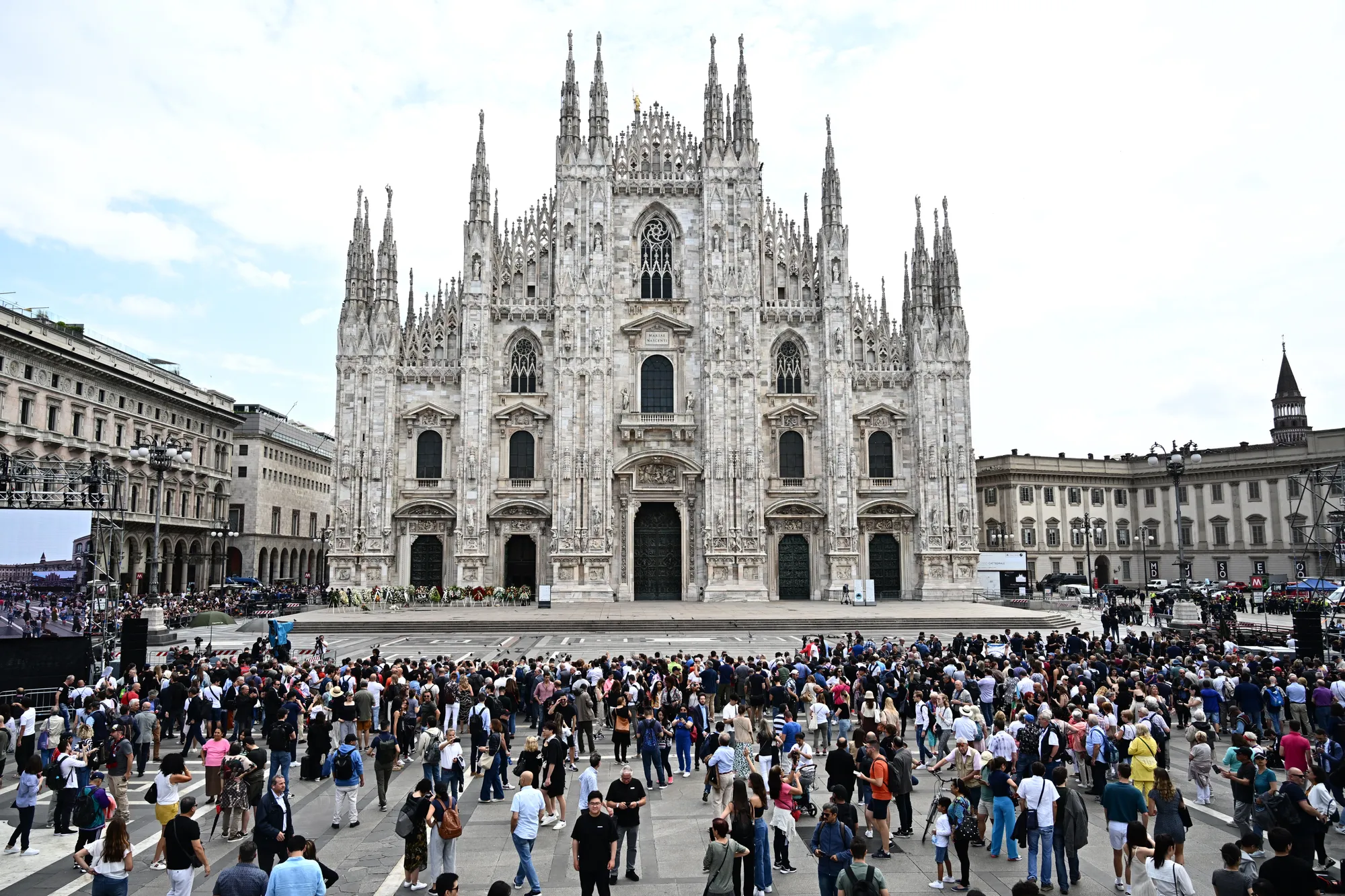 بالصور.. إيطاليا تودع برلوسكوني بحضور مشجعي الميلان