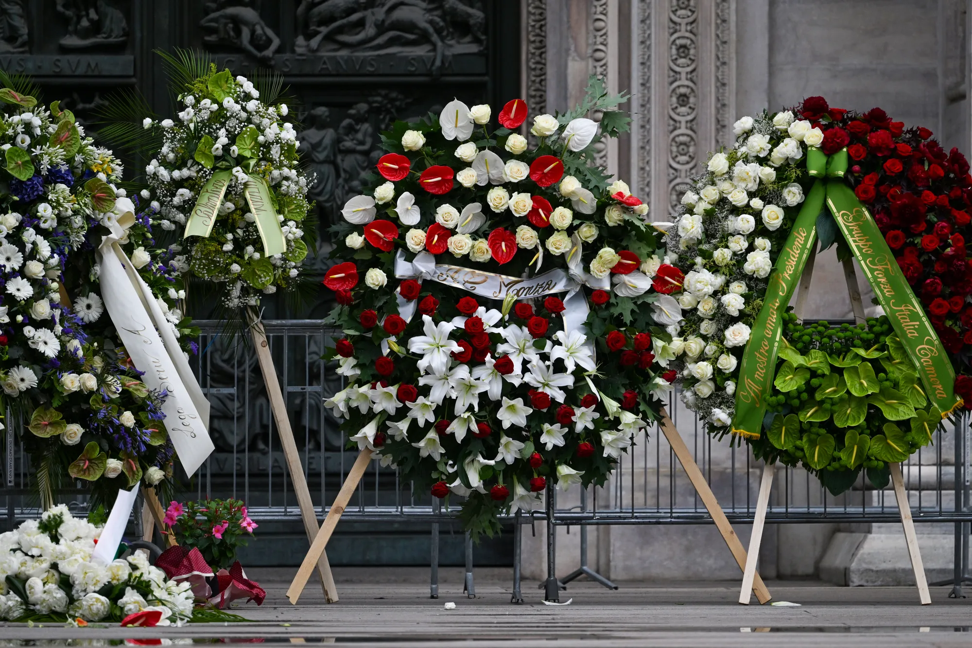 بالصور.. إيطاليا تودع برلوسكوني بحضور مشجعي الميلان