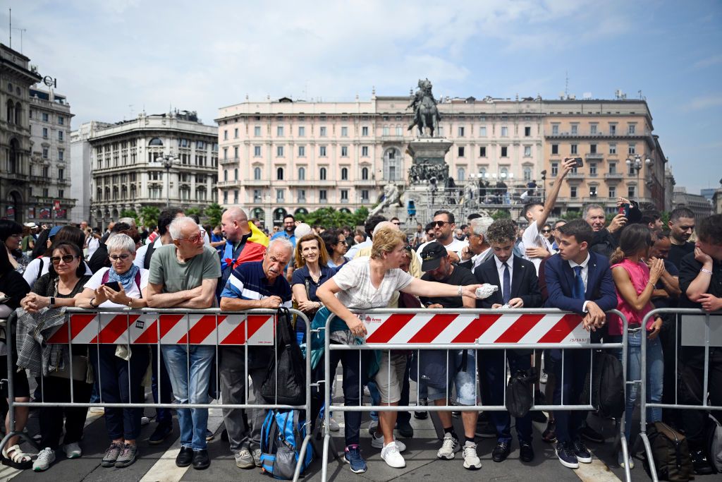 بالصور.. إيطاليا تودع برلوسكوني بحضور مشجعي الميلان