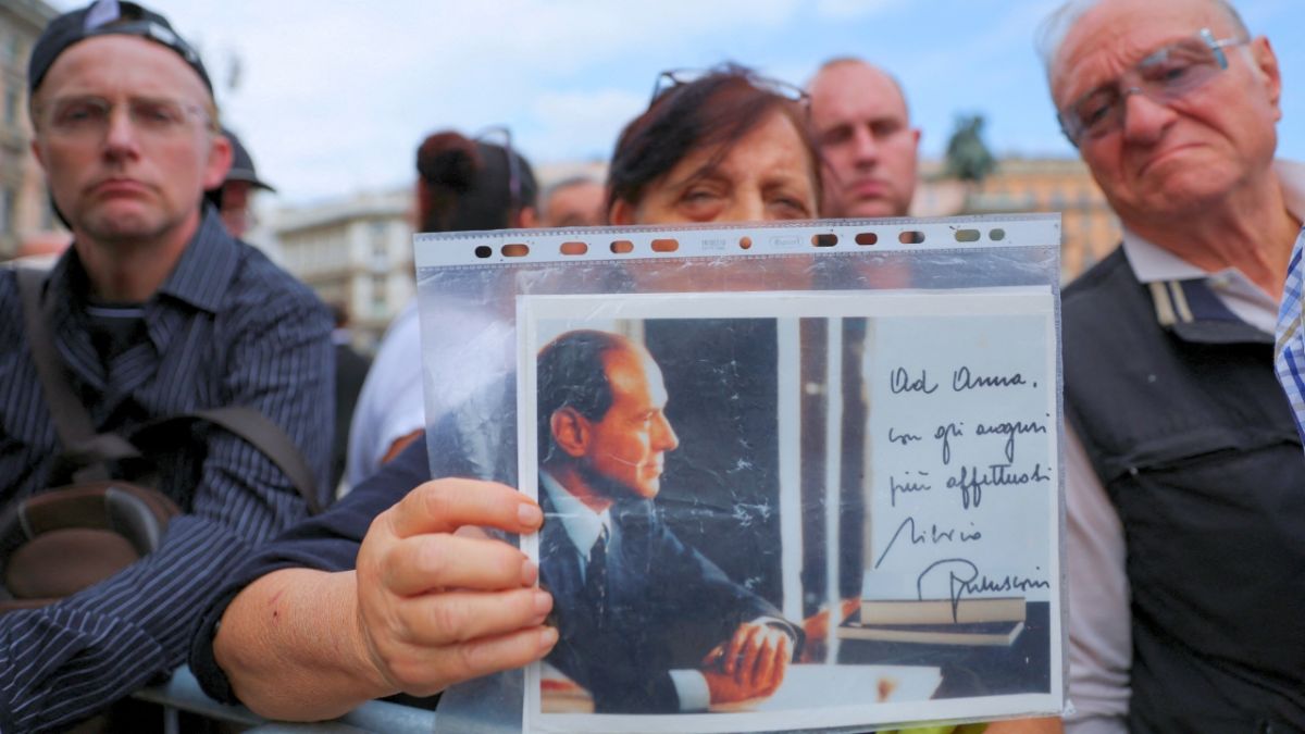 بالصور.. إيطاليا تودع برلوسكوني بحضور مشجعي الميلان