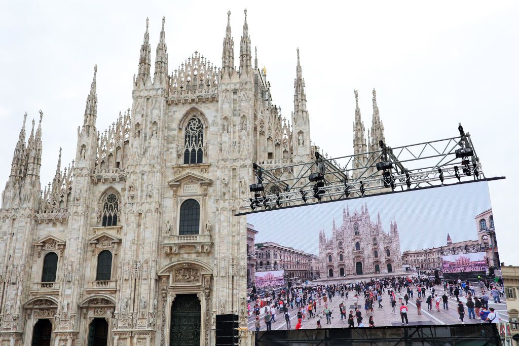 بالصور.. إيطاليا تودع برلوسكوني بحضور مشجعي الميلان