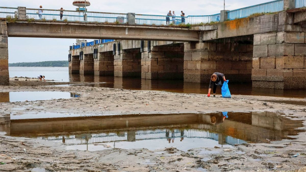 بالصور.. جفاف نهر دنيبرو بعد تدمير سد كاخوفكا