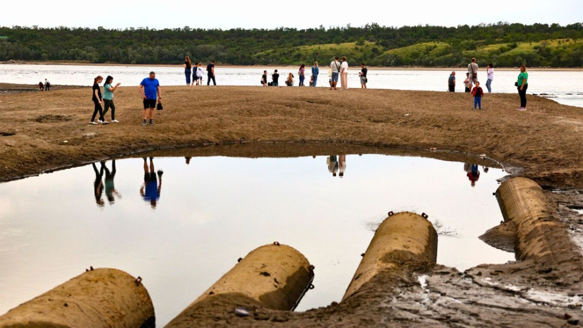 بالصور.. جفاف نهر دنيبرو بعد تدمير سد كاخوفكا