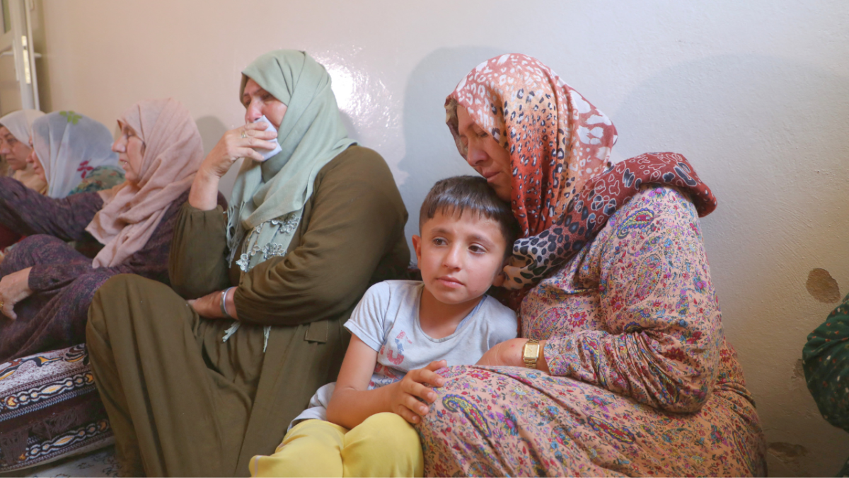 غرق أم لا يزال حيًا.. أبُ سوري يبحث عن نجله بعد غرق سفينة مهاجرة