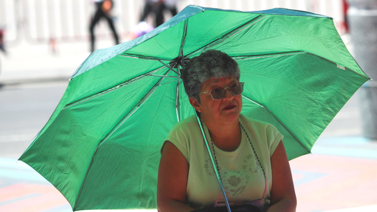 بالصور.. كيف تبدو مظاهر موجة الحر القاتلة في المكسيك؟ 3 امرأة تحمل مظلة خلال فترة ارتفاع درجات الحرارة في مكسيكو سيتي- رويترز