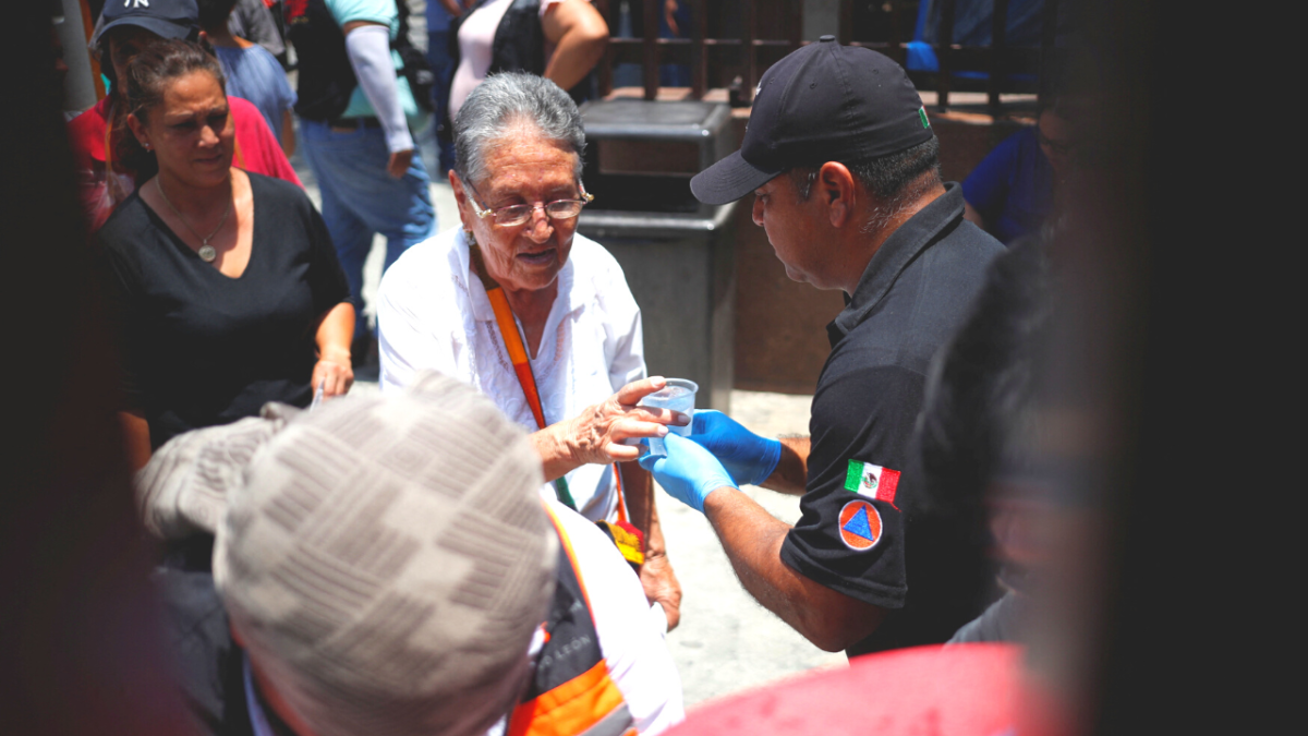 بالصور.. كيف تبدو مظاهر موجة الحر القاتلة في المكسيك؟ 1 أعضاء إدارة الحماية المدنية يقدمون الماء البارد للناس مع ارتفاع درجات الحرارة خلال موجة حر غير عادية ، خارج مستشفى ، في مونتيري ، المكسيك- رويترز