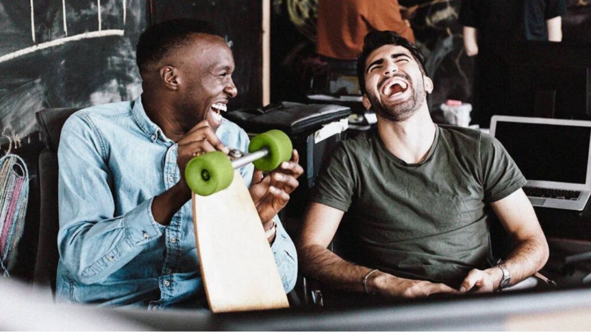 فوائد الضحك الاجتماعية 