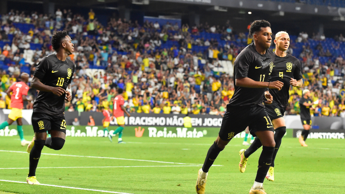 المنتخب البرازيلي بزي أسود للمرة الأولى في تاريخه.. ما السبب؟ 4 تعد المباراة الأولى من اثنتين للبرازيل أمام منتخبين إفريقيين لدعم فينيسيوس الذي تعرض لإساءات عنصرية في مباراة بالدوري الإسباني أمام فالنسيا الشهر الماضي