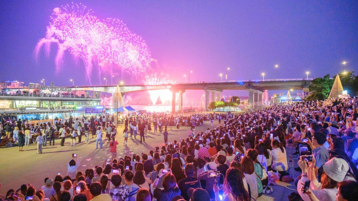 "الوقت يمر بسرعة كبيرة".. مئات الآلاف يحتفلون بالذكرى 10 لفرقة بي تي اس (BTS)