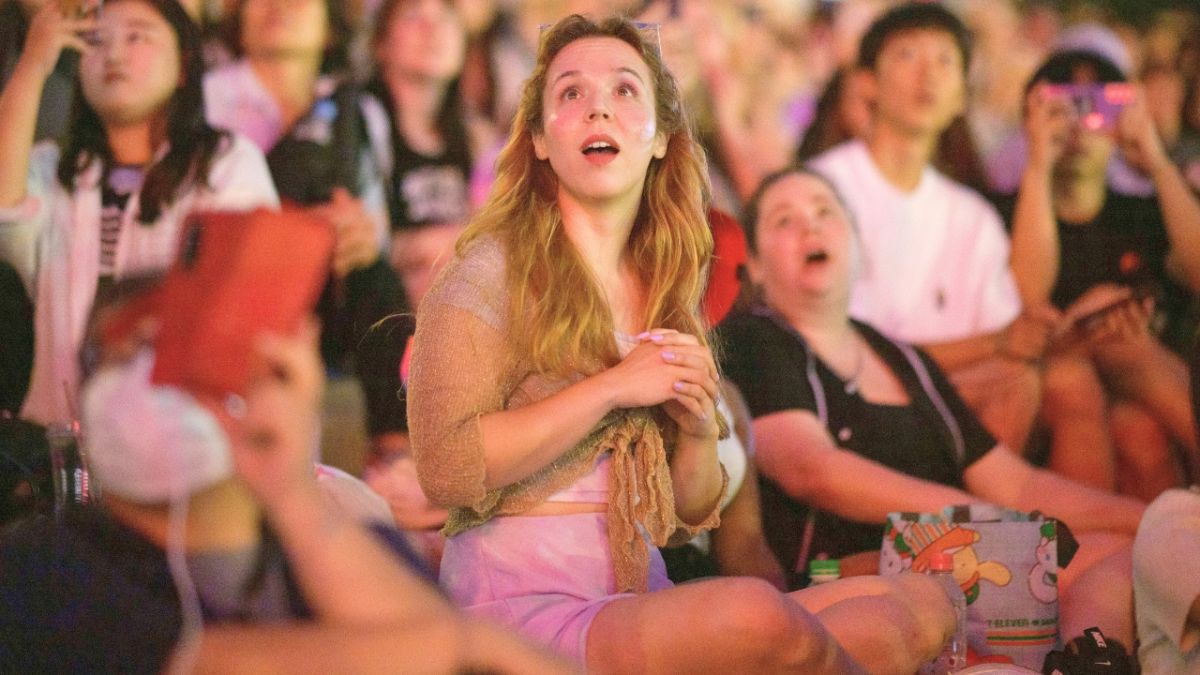 "الوقت يمر بسرعة كبيرة".. مئات الآلاف يحتفلون بالذكرى 10 لفرقة بي تي اس (BTS)