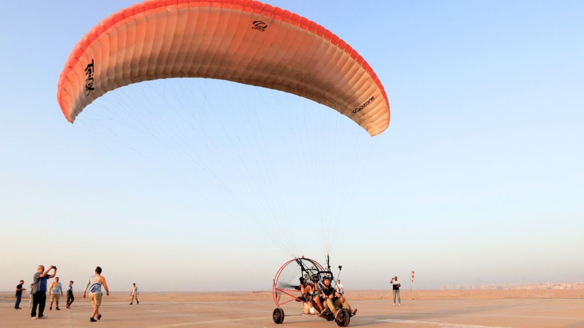 تنظم هذا الحدث، الذي يتيح للطيارين المشاركين الارتفاع فوق الأهرام بنحو 200 متر، شركة سكاي ون المصرية