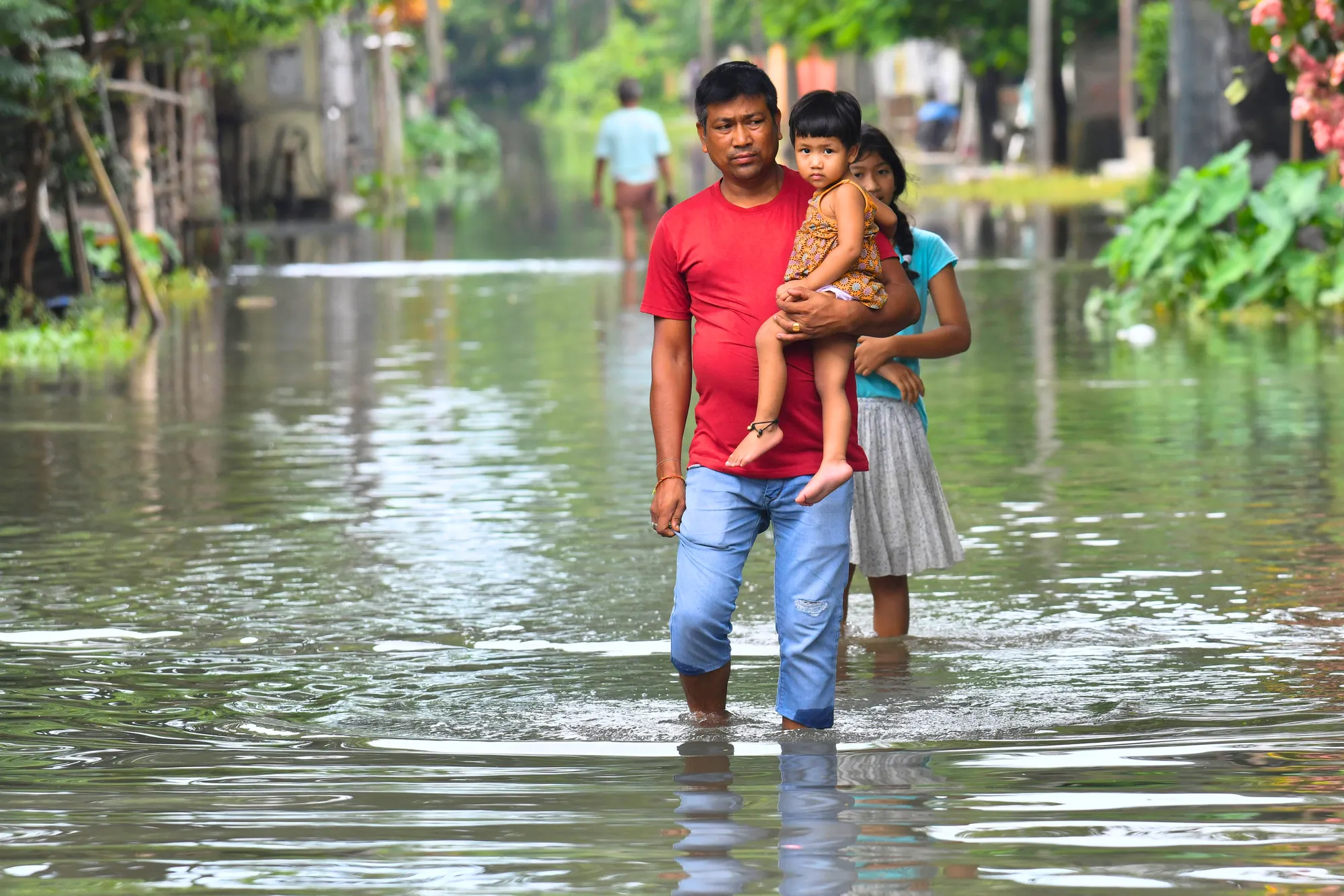 سقوط ضحايا وتدمير آلاف المنازل في فيضانات جنوب آسيا.. (صور)
