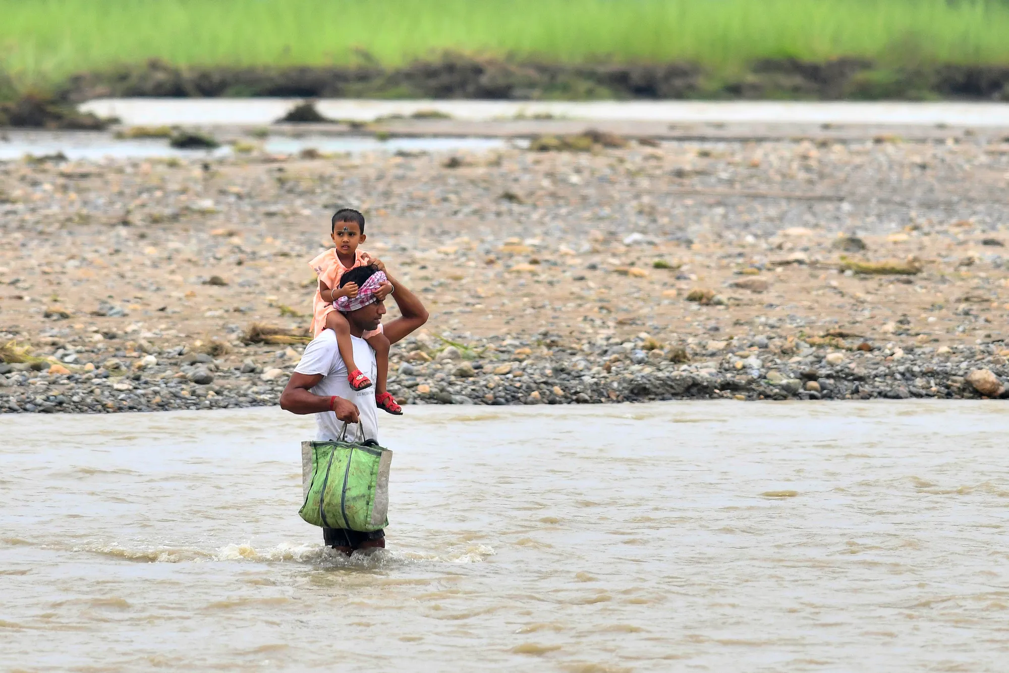 سقوط ضحايا وتدمير آلاف المنازل في فيضانات جنوب آسيا.. (صور)