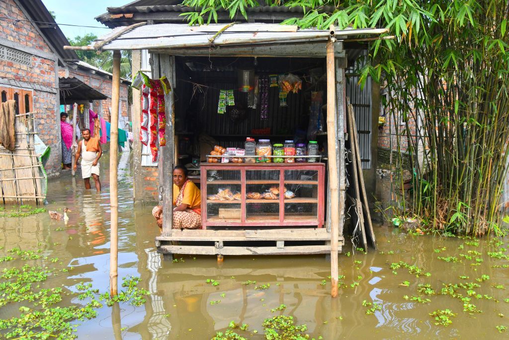 سقوط ضحايا وتدمير آلاف المنازل في فيضانات جنوب آسيا.. (صور)