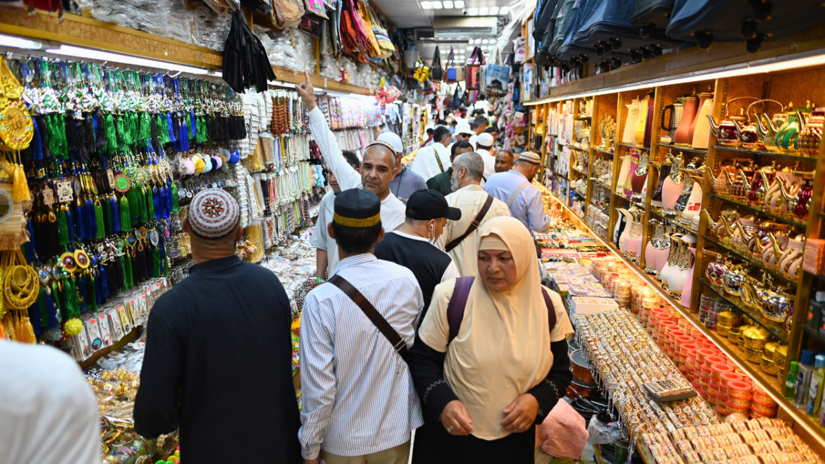 بالصور.. مكة المكرمة تفيض بالحجاج مع بدء موسم الحج 3 نزول الحجاج على منحدرات جبل النور بعد زيارة مغارة حراء في مدينة مكة المكرمة