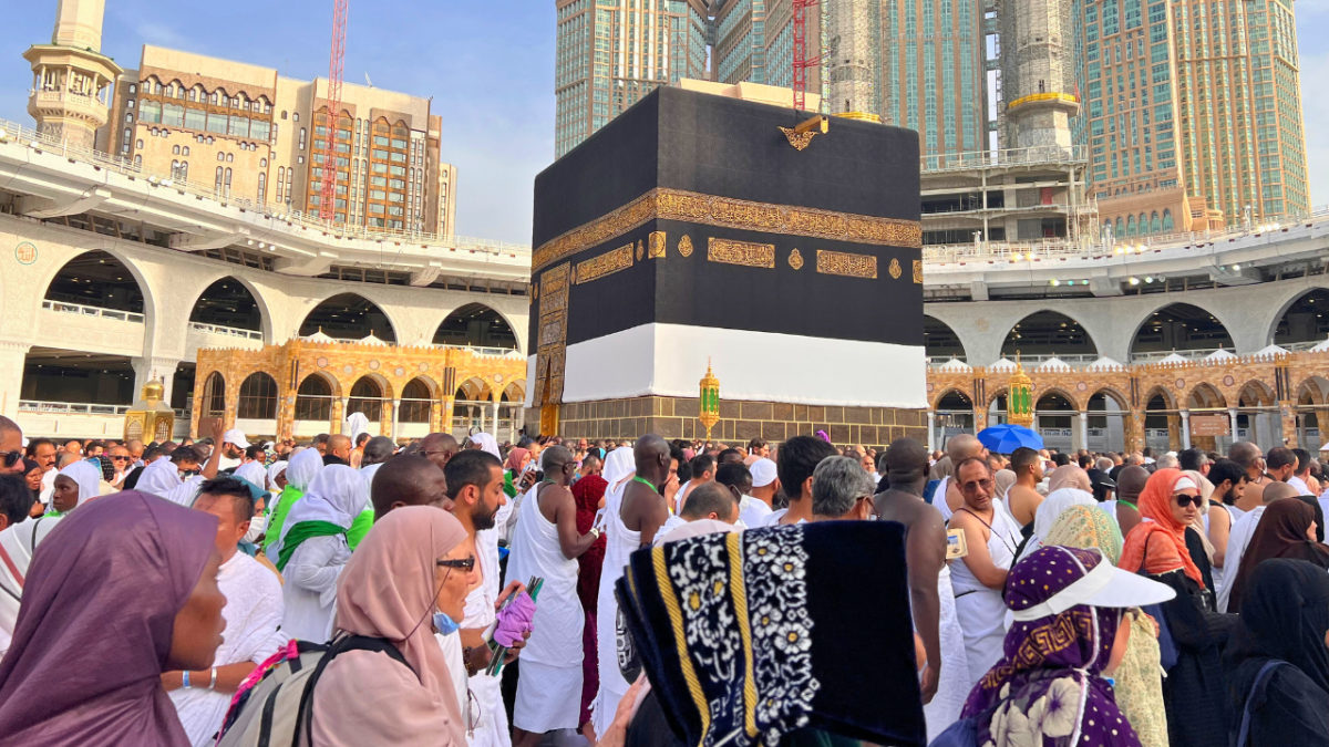 بالصور.. مكة المكرمة تفيض بالحجاج مع بدء موسم الحج 5 نزول الحجاج على منحدرات جبل النور بعد زيارة مغارة حراء في مدينة مكة المكرمة