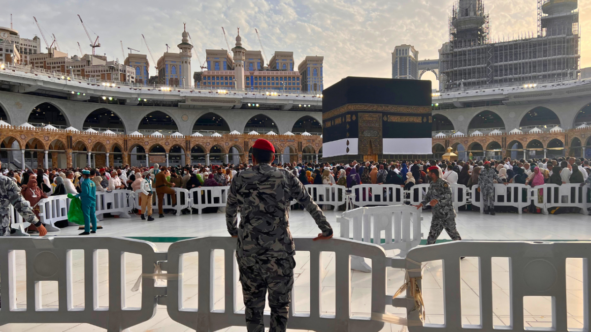 بالصور.. مكة المكرمة تفيض بالحجاج مع بدء موسم الحج 4 نزول الحجاج على منحدرات جبل النور بعد زيارة مغارة حراء في مدينة مكة المكرمة