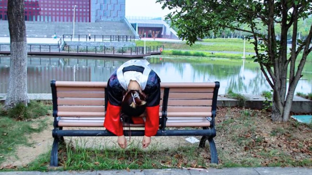 لماذا يلتقط طلاب الصين صور التخرج وهم أشبه بالأموات؟