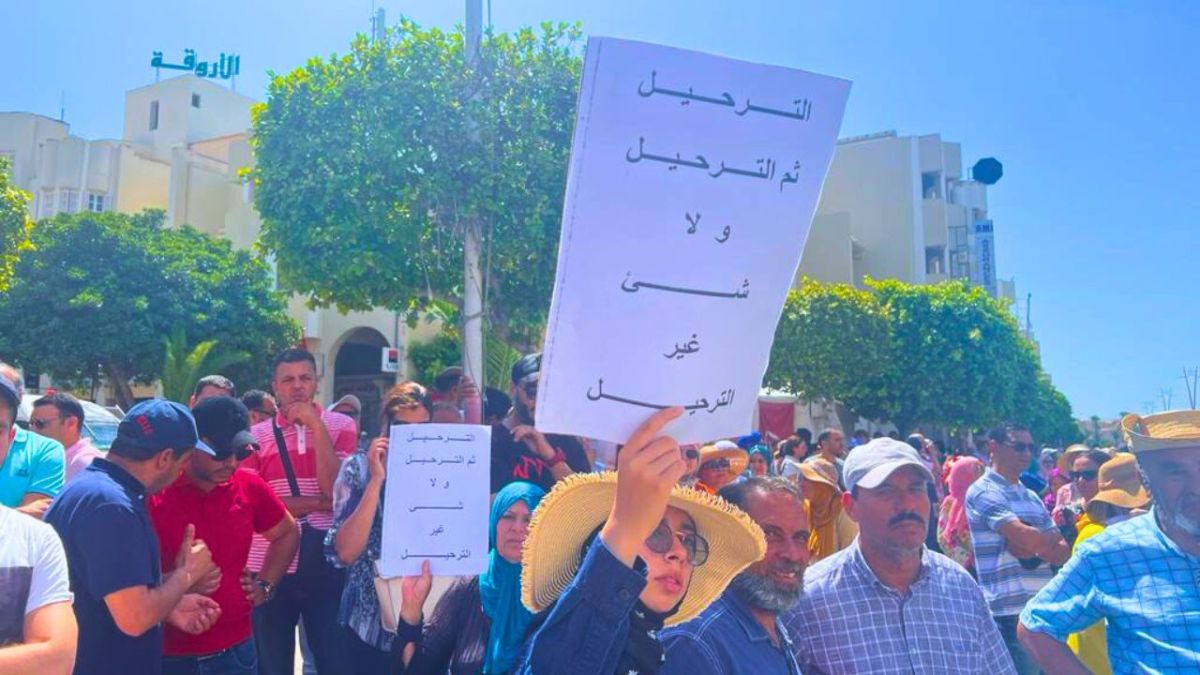 تونسيون يتظاهرون ضد "المهاجرين الأفارقة".. بماذا طالبوا؟