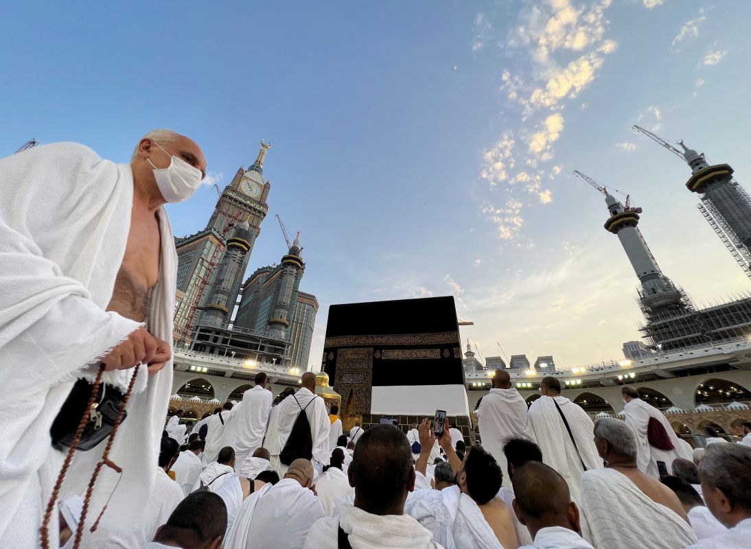 ضيوف الرحمن يتوافدون إلى منى لأداء "مناسك الحج" 2 ضيوف الرحمن يتوافدون إلى منى لأداء "مناسك الحج"