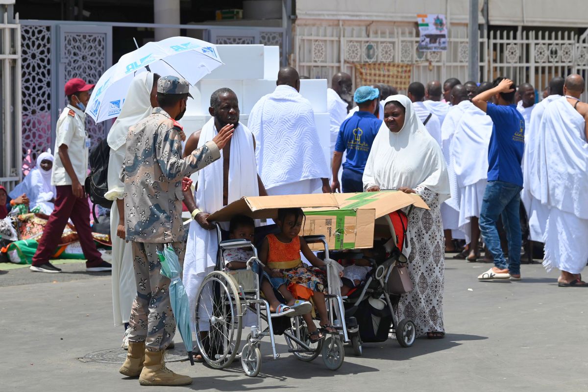 من التروية إلى عرفات.. ضيوف الرحمن يؤدون مناسك الحج وسط حرارة 44 درجة