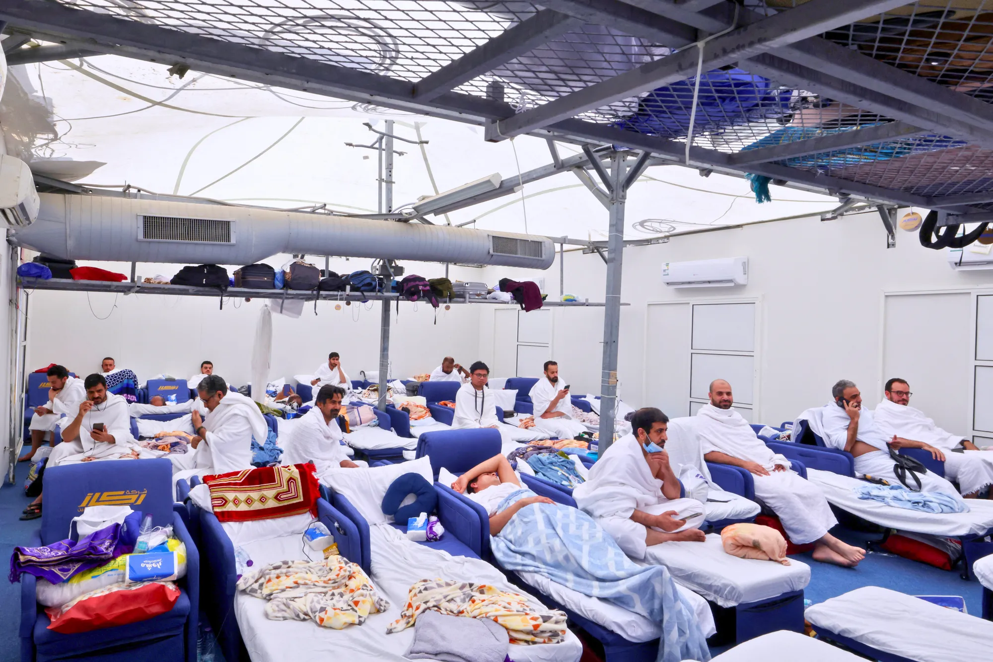 من التروية إلى عرفات.. ضيوف الرحمن يؤدون مناسك الحج وسط حرارة 44 درجة