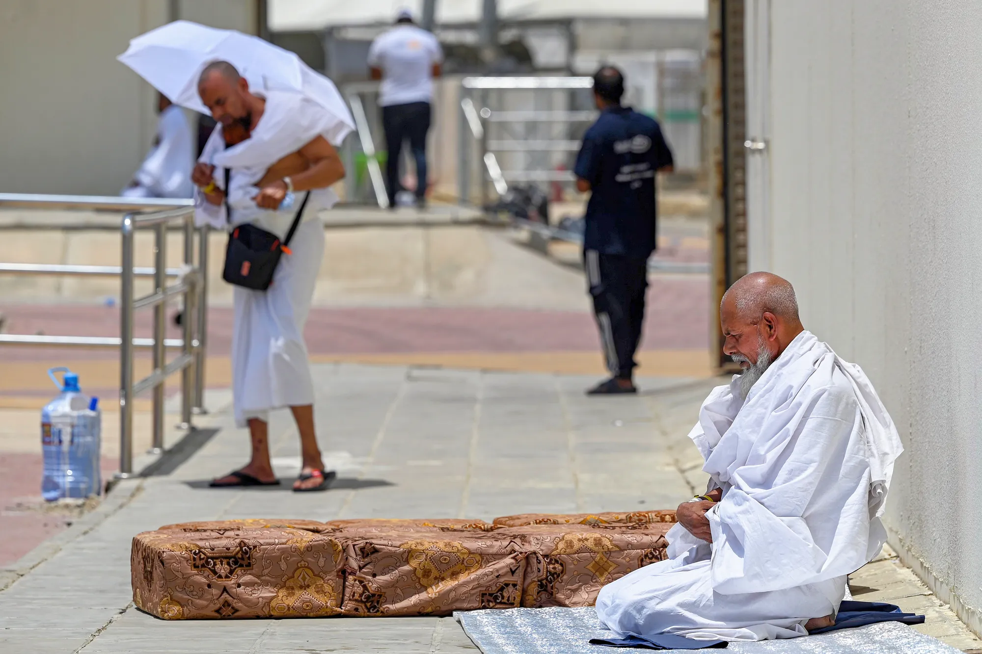 من التروية إلى عرفات.. ضيوف الرحمن يؤدون مناسك الحج وسط حرارة 44 درجة