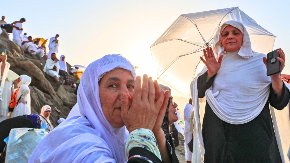 بالصور .. الحجاج يقفون على صعيد عرفات لأداء الركن الأعظم