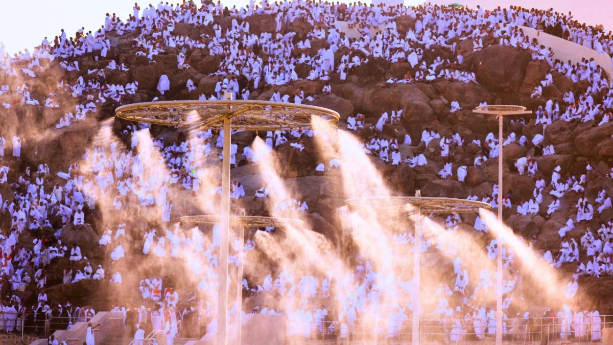 بالصور.. مشعر عرفات يستقبل حجاج بيت الله الحرام