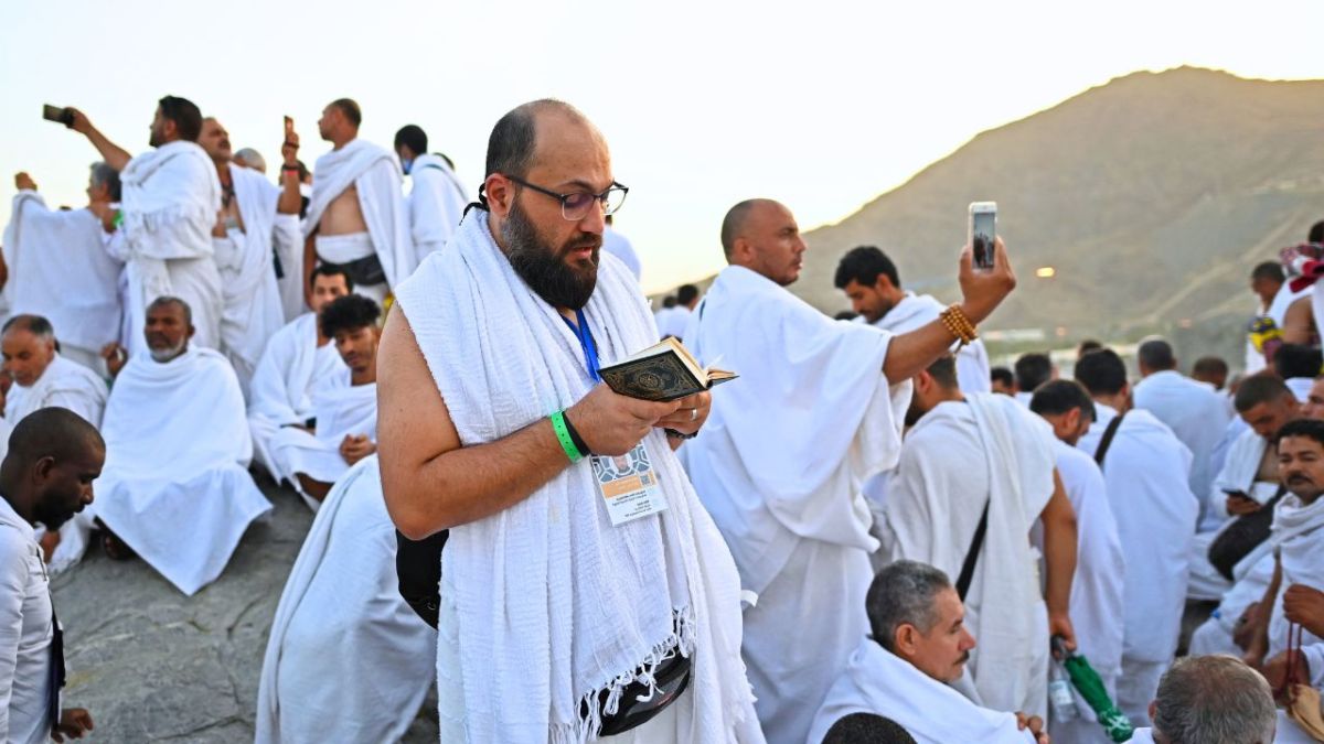 بعد أداء ركن الحج الأعظم.. الحجاج يتجهون إلى مشعر مزدلفة 2 بعد أداء ركن الحج الأعظم.. الحجاج يتجهون إلى مشعر مزدلفة