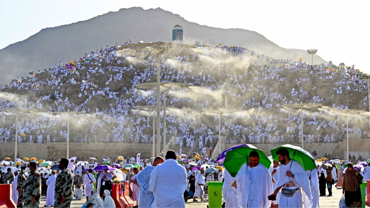 بعد أداء ركن الحج الأعظم.. الحجاج يتجهون إلى مشعر مزدلفة 4 بعد أداء ركن الحج الأعظم.. الحجاج يتجهون إلى مشعر مزدلفة