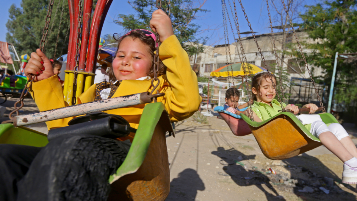 الأطفال في العيد..يكملون الفرحة ويوزعون الضحكات
