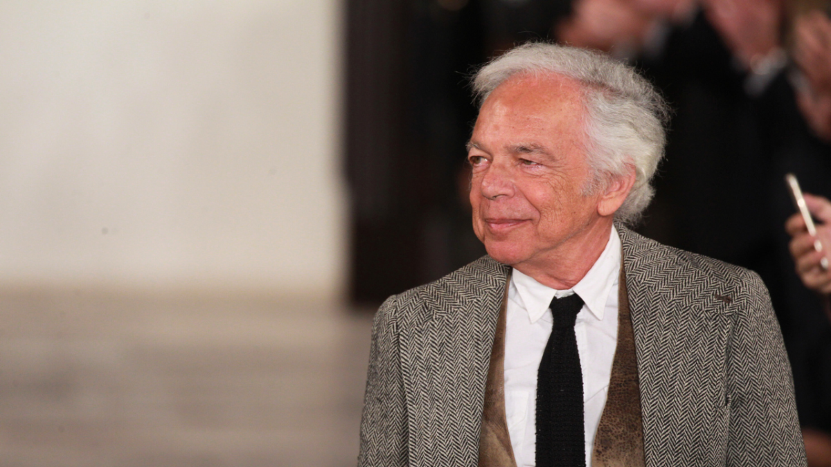 تعرّف على مصممي الأزياء الذين أثروا في صناعة الأزياء عبر التاريخ