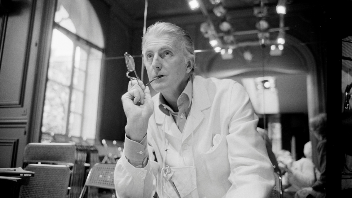 تعرّف على مصممي الأزياء الذين أثروا في صناعة الأزياء عبر التاريخ