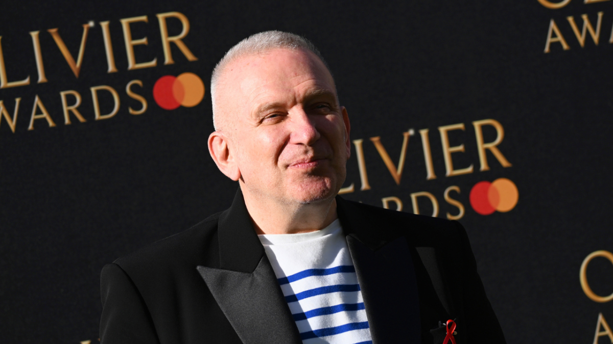 تعرّف على مصممي الأزياء الذين أثروا في صناعة الأزياء عبر التاريخ