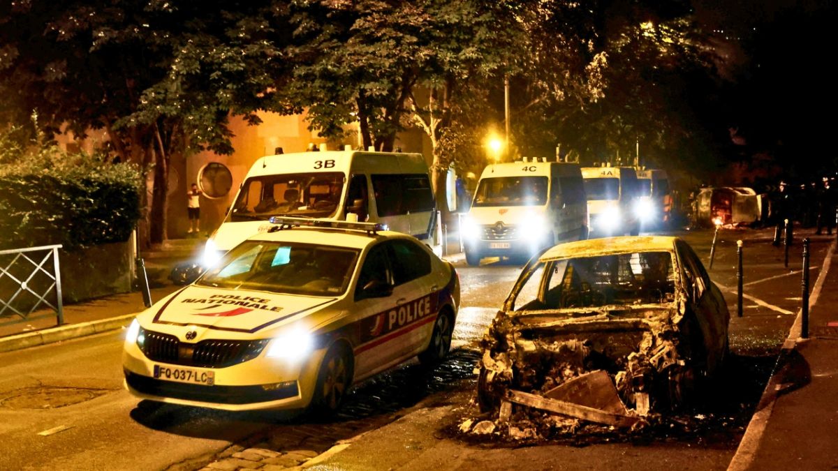 بالصور.. اشتباكات متواصلة وأعمال عنف في فرنسا بعد مقتل نائل