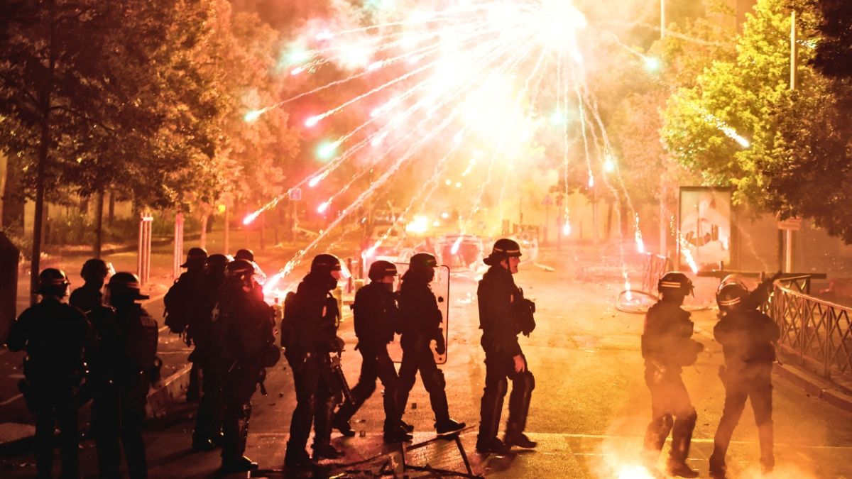 بالصور.. اشتباكات متواصلة وأعمال عنف في فرنسا بعد مقتل نائل