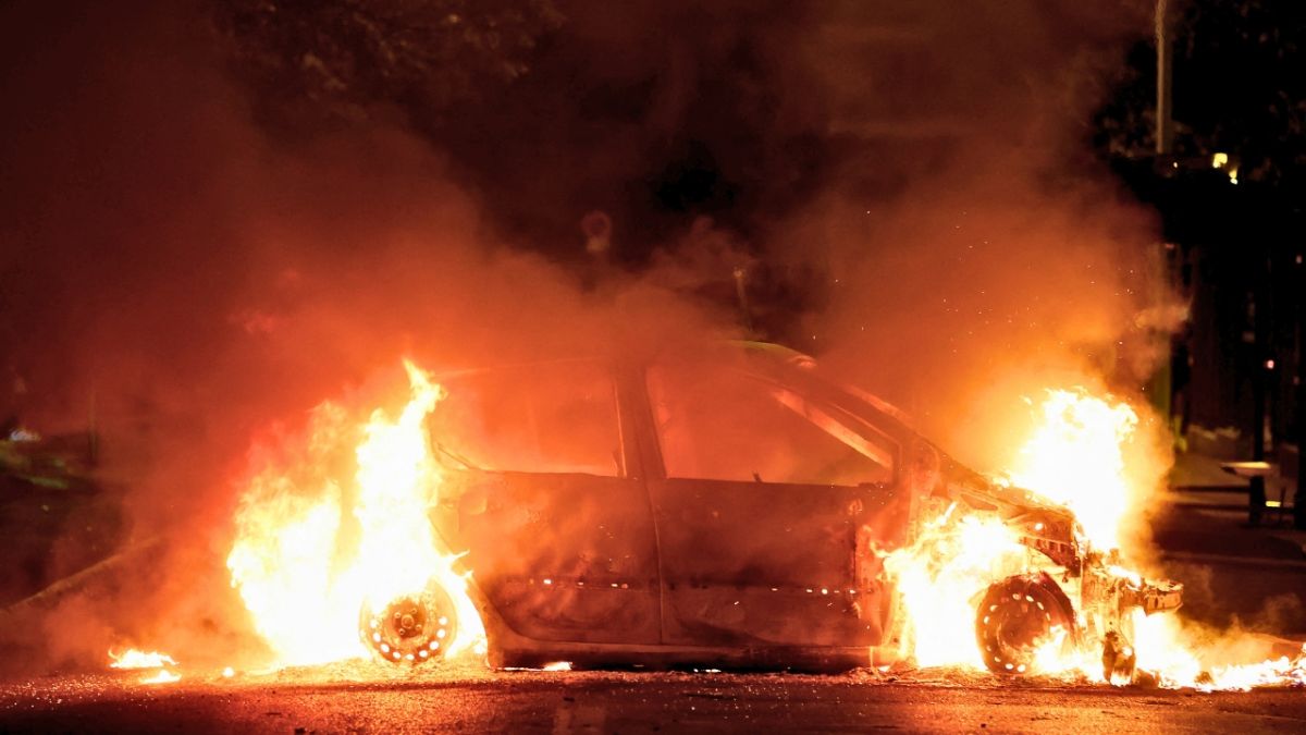 بالصور.. اشتباكات متواصلة وأعمال عنف في فرنسا بعد مقتل نائل