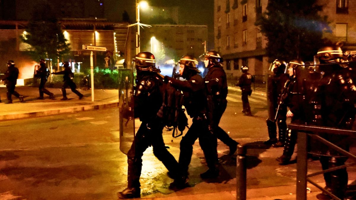 بالصور.. اشتباكات متواصلة وأعمال عنف في فرنسا بعد مقتل نائل